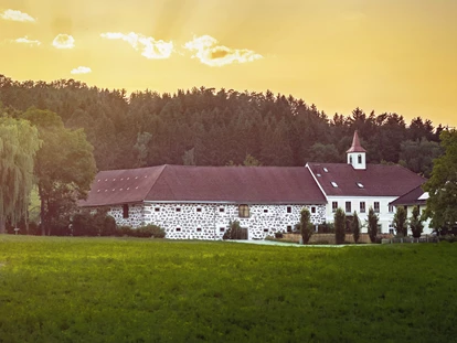 Destination-Wedding - woliday Programm: Standesamtliche Trauung - Österreich - Sonnenuntergang hinter dem Hof - Lester Hof