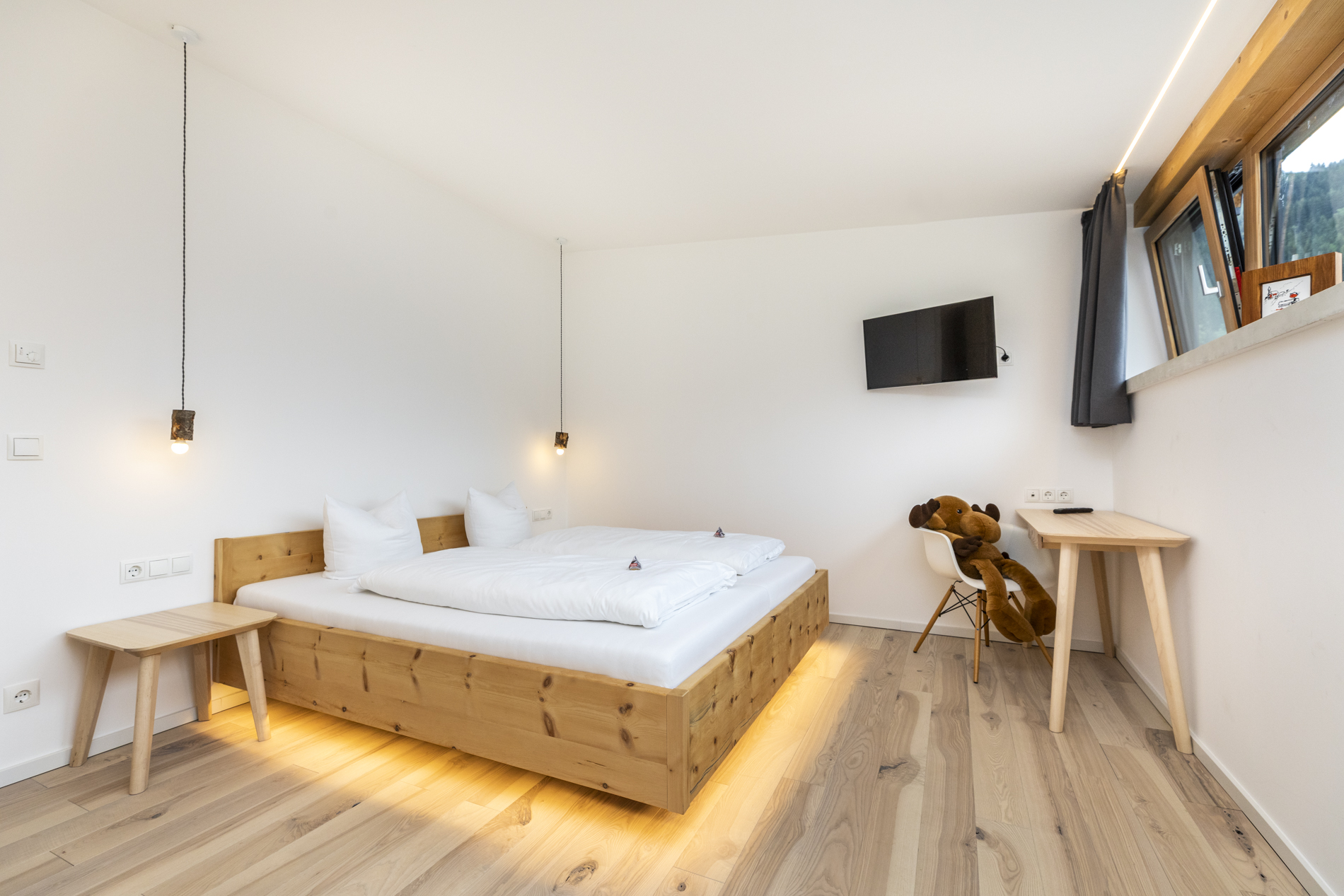 Destination-Wedding - Preisniveau Hochzeitsfeier: €€ - Österreich - hochzeitsnacht - zirbenbett - haus deutinger - micro wedding