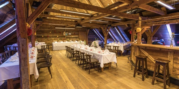 Destination-Wedding - Exklusivität - Salzburg - Am "Heuboden" gibt es Platz für viele Tisch-Varianten. - Flachauer Gutshof - Musistadl
