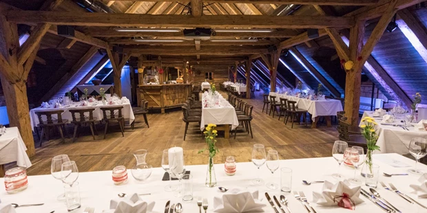 Destination-Wedding - Exklusivität - Salzburg - Am "Heuboden" gibt es Platz für viele Tisch-Varianten.
 - Flachauer Gutshof - Musistadl