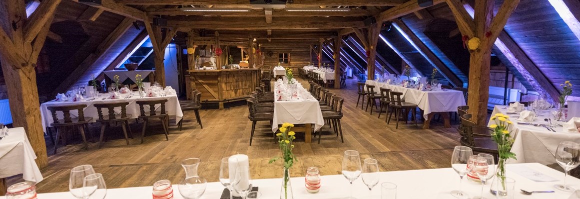 Hochzeitslocation: Am "Heuboden" gibt es Platz für viele Tisch-Varianten.
 - Flachauer Gutshof - Musistadl