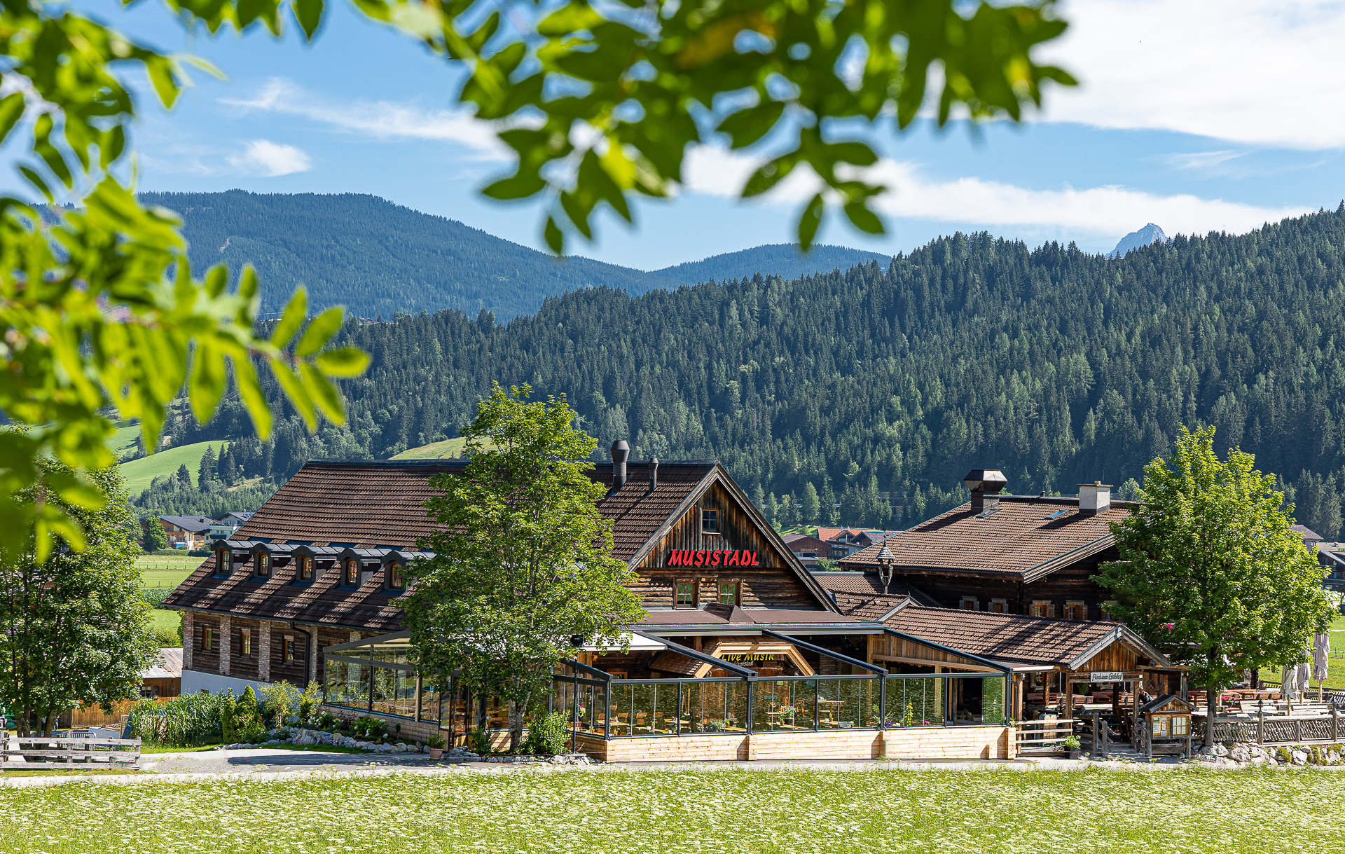 Destination-Wedding - Preisniveau Hochzeitsfeier: €€ - Österreich - Der Flachauer Gutshof steht in wunderbarer Lage zentral in Flachau. - Flachauer Gutshof - Musistadl