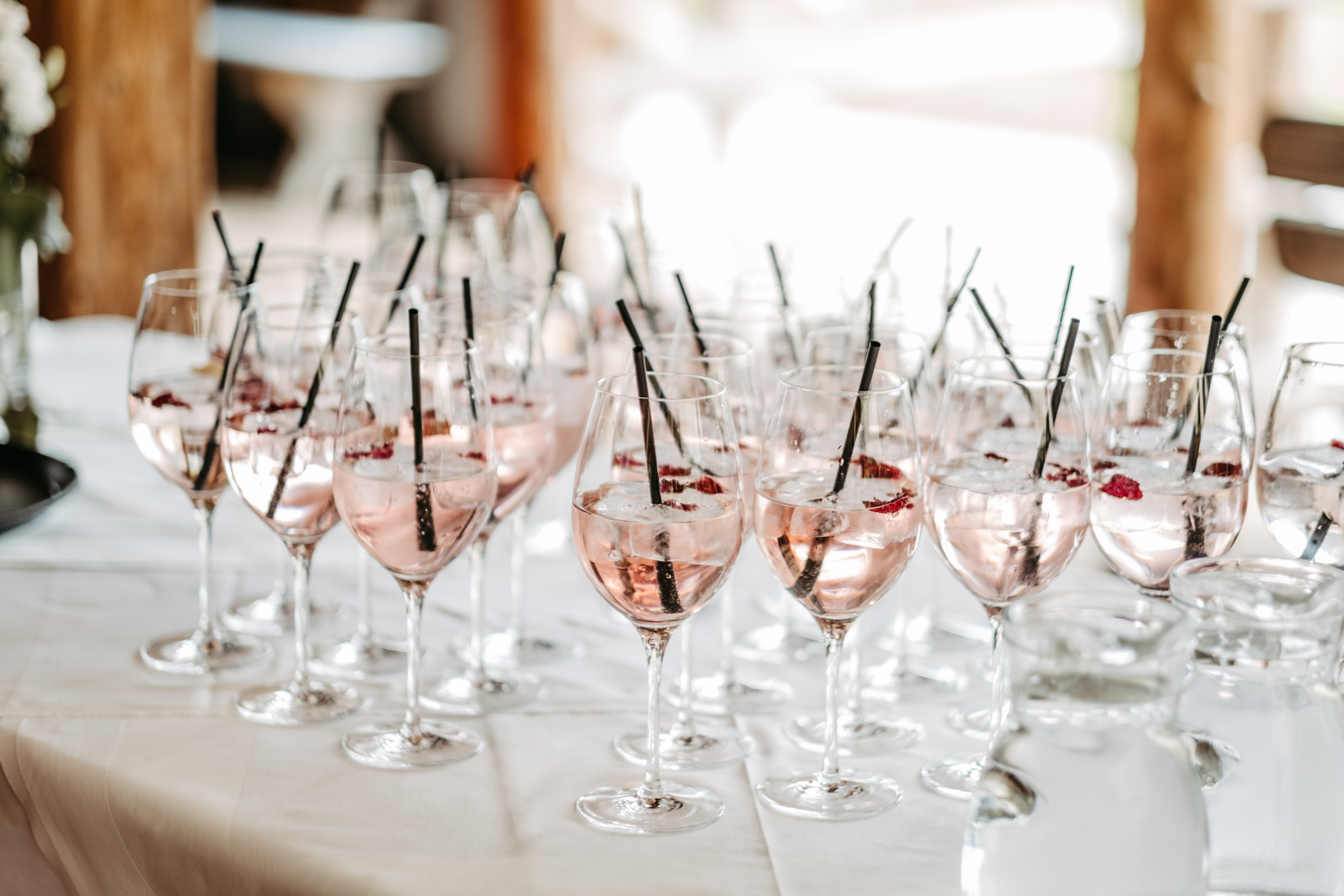 Destination-Wedding - Preisniveau Hochzeitsfeier: €€ - Österreich - Lillet-Empfang mit traumhaften Panorama auf unserer wetterfesten Gutshof-Terrasse - Flachauer Gutshof - Musistadl