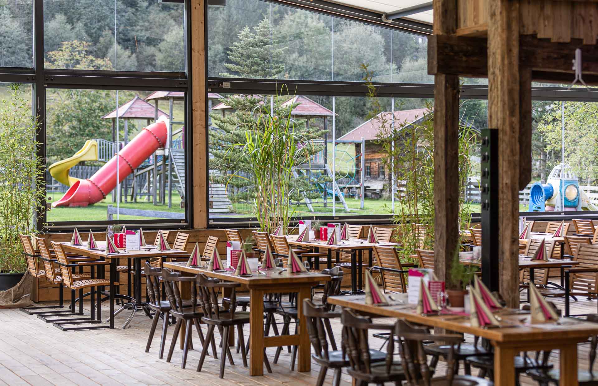 Destination-Wedding - Preisniveau Hochzeitsfeier: €€ - Österreich - Traumhaftes Panorama auf unserer wetterfesten Gutshof-Terrasse. - Flachauer Gutshof - Musistadl