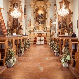 Hochzeitslocation: Die Pfarrkirche von Flachau ist 5 Fahrminuten vom Gutshof entfernt. - Flachauer Gutshof - Musistadl