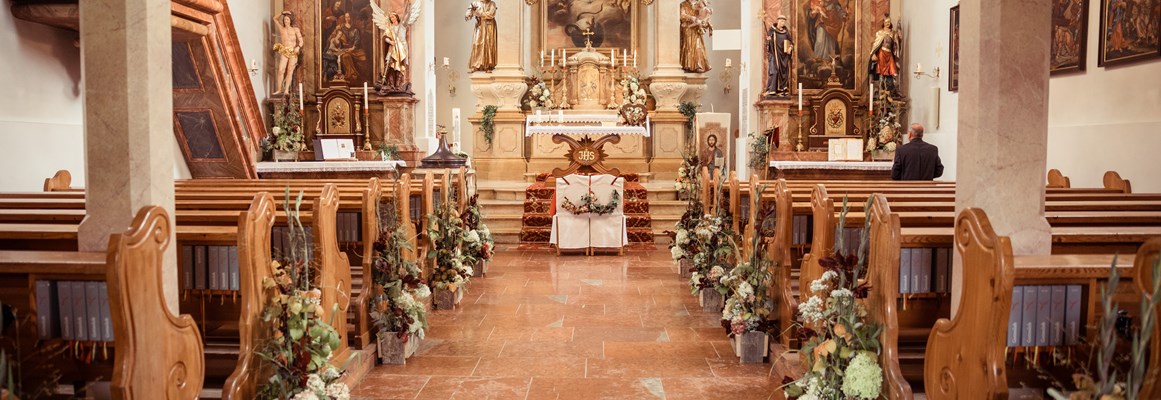 Hochzeitslocation: Die Pfarrkirche von Flachau ist 5 Fahrminuten vom Gutshof entfernt. - Flachauer Gutshof - Musistadl