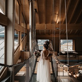 Hochzeitslocation: Panoramaverglasung mit Hängebrücke - Lumberjack Bio Bergrestaurant