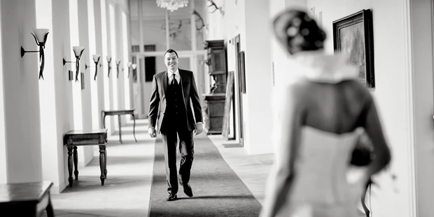 Destination-Wedding - Art der Location: Hotel / Chalet - Hochzeitsfoto historischer Gang Schlosshotel - Schlosshotel Mondsee