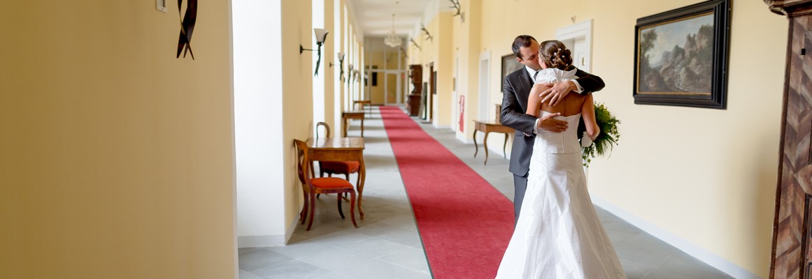 Hochzeitslocation: Hochzeitsfoto historischer Gang Schlosshotel - Schlosshotel Mondsee