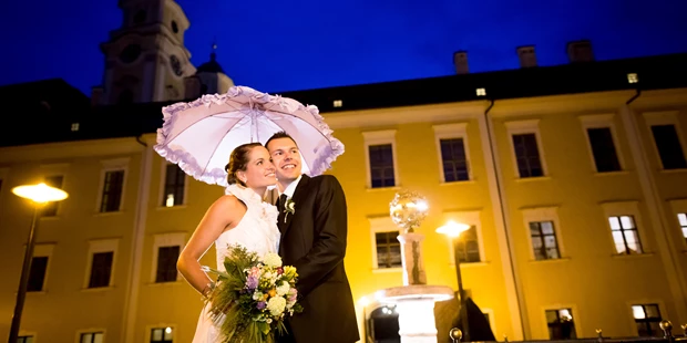 Destination-Wedding - Art der Location: Hotel / Chalet - Hochzeitsfoto Schlossgarten bei Nacht - Schlosshotel Mondsee