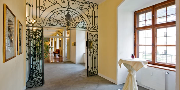 Destination-Wedding - Art der Location: Hotel / Chalet - historischer Gang im Shlosshotel - Schlosshotel Mondsee