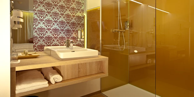 Destination-Wedding - Art der Location: Hotel / Chalet - Badezimmer Familiensuite - Schlosshotel Mondsee