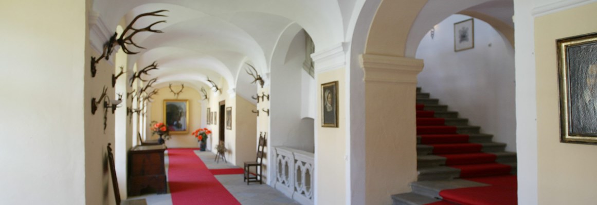 Hochzeitslocation: Prunkstiege zum Standesamt Mondsee Fürstenzimmer - Schlosshotel Mondsee