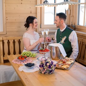 Hochzeitslocation: Eine Traumhochzeit beginnt mit einem Sektfrühstück im Ferienhaus im Narzissendorf Zloam. - Narzissendorf Zloam