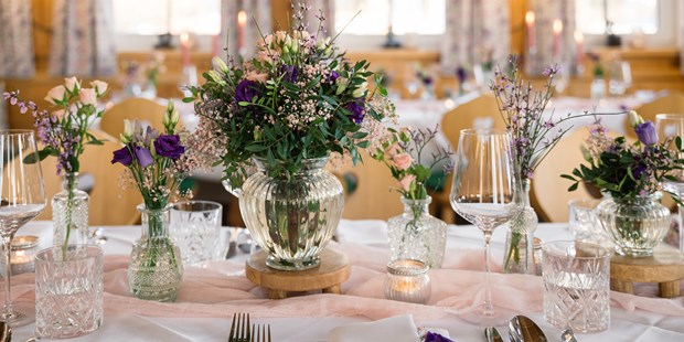 Destination-Wedding - Art der Location: Hotel / Chalet - Wiesenblumen von den Wiesen rund um das Narzissendorf Zloam sind eine wundervolle Deko für die Hochzeitstafel. - Narzissendorf Zloam
