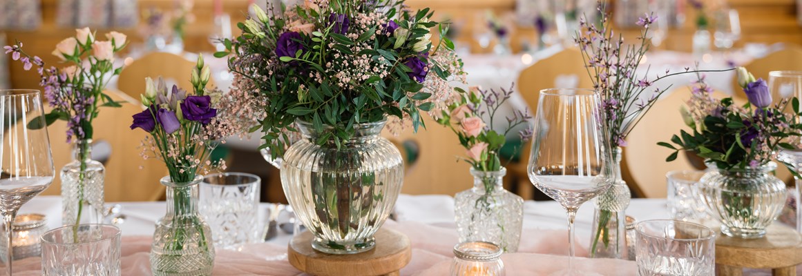 Hochzeitslocation: Wiesenblumen von den Wiesen rund um das Narzissendorf Zloam sind eine wundervolle Deko für die Hochzeitstafel. - Narzissendorf Zloam