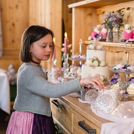 Hochzeitslocation: Auch Kinder lieben die kleinen Petit fours aus dem Wiesencafe im Narzissendorf Zloam in Grundlsee. - Narzissendorf Zloam
