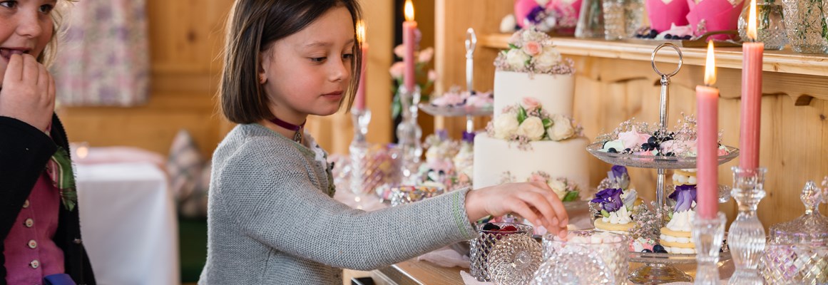 Hochzeitslocation: Auch Kinder lieben die kleinen Petit fours aus dem Wiesencafe im Narzissendorf Zloam in Grundlsee. - Narzissendorf Zloam