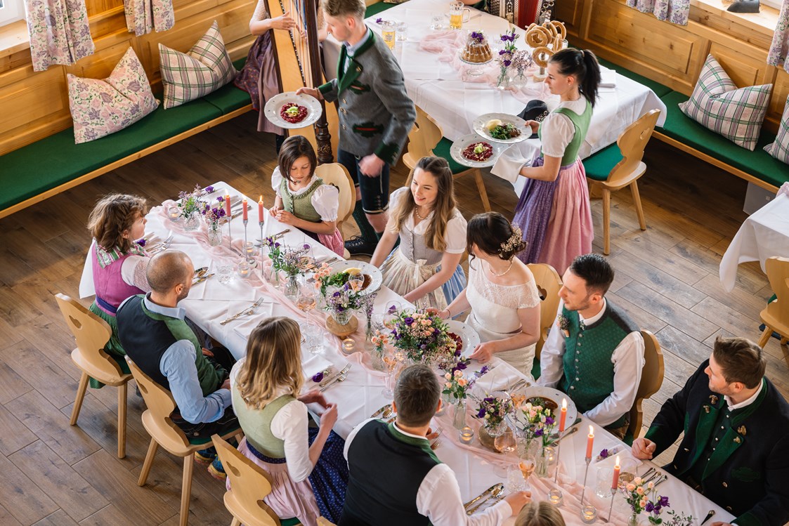 Hochzeitslocation: Kulinarik steht an oberster Stelle bei einer Hochzeit im Narzissendorf Zloam in Grundlsee. - Narzissendorf Zloam