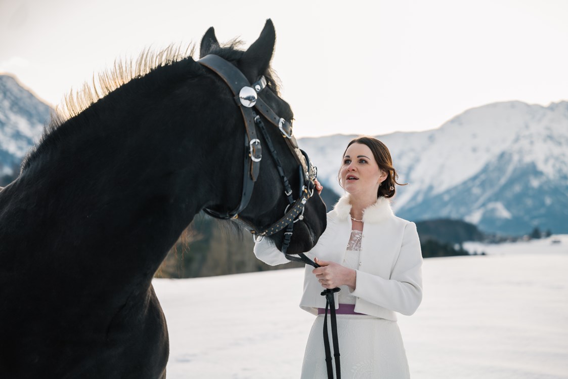 Hochzeitslocation: Ein Wintermärchen bei einer Traumhochzeit mit Pferden im Narzissendorf Zloam. - Narzissendorf Zloam