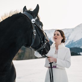 Hochzeitslocation: Ein Wintermärchen bei einer Traumhochzeit mit Pferden im Narzissendorf Zloam. - Narzissendorf Zloam