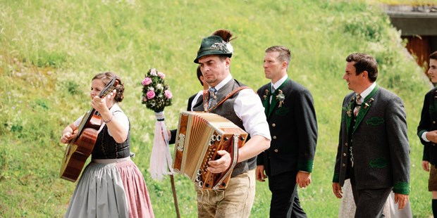 Destination-Wedding - e-Ladestation - Typische Ausseer Musik darf bei einer Hochzeit im Narzissendorf Zloam einfach nicht fehlen. - Narzissendorf Zloam