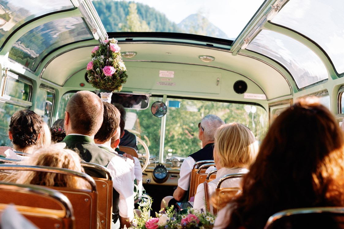 Hochzeitslocation: Mit dem Oldtimer-Bus geht es zurück von der Trauung im Narzissen Zloam. - Narzissendorf Zloam