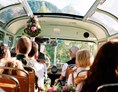 Hochzeitslocation: Mit dem Oldtimer-Bus geht es zurück von der Trauung im Narzissen Zloam. - Narzissendorf Zloam