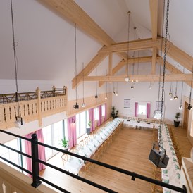 Hochzeitslocation: Der Kölblsaal in der Klangwerkstatt im Narzissendorf Zloam für Feste bis zu 140 Personen. - Narzissendorf Zloam