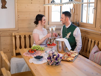 Destination-Wedding - Art der Location: Hotel / Chalet - Eine Traumhochzeit beginnt mit einem Sektfrühstück im Ferienhaus im Narzissendorf Zloam. - Narzissendorf Zloam - Grundlsee