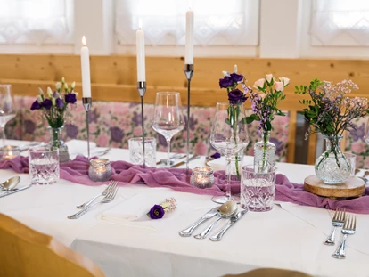Destination-Wedding - Art der Location: Hotel / Chalet - Im Zloam Wirt im Narzissendorf Zloam können bis zu 70 Personen feiern. Eine schöne Location für kleine und große Feste. - Narzissendorf Zloam - Grundlsee