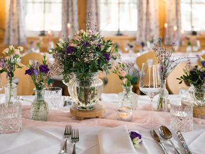 Destination-Wedding - Art der Location: Hotel / Chalet - Wiesenblumen von den Wiesen rund um das Narzissendorf Zloam sind eine wundervolle Deko für die Hochzeitstafel. - Narzissendorf Zloam - Grundlsee