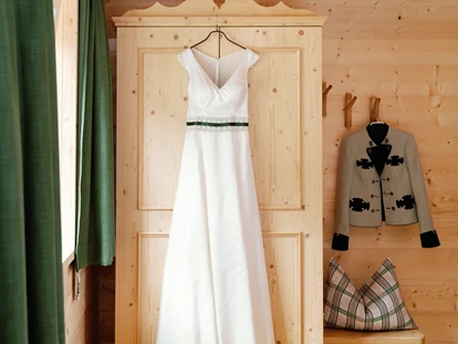 Destination-Wedding - Art der Location: Hotel / Chalet - Das Brautkleid wartet auf seinen großen Auftritt im Ferienhaus Salzkammergut im Narzissendorf Zloam. - Narzissendorf Zloam - Grundlsee