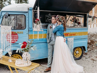 Destination-Wedding - Art der Location: Hotel / Chalet - der Foodtruck zur Agape im Narzissendorf Zloam - Narzissendorf Zloam - Grundlsee