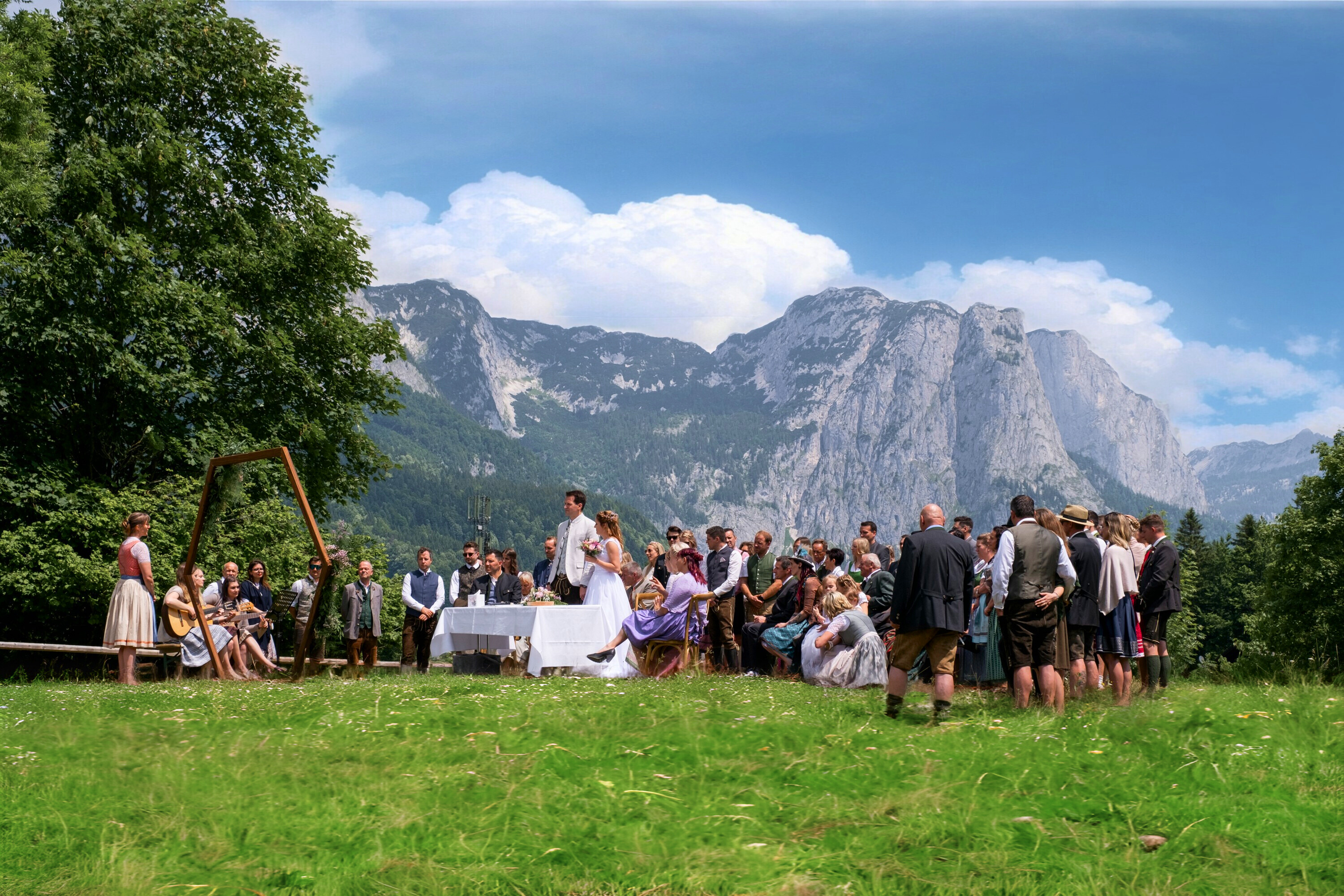 Hochzeitslocation: Hochzeit auf der Pferdekoppel des Narzissendorf Zloam mit Blick in das Ausseer Bergpanorama - Narzissendorf Zloam - Grundlsee