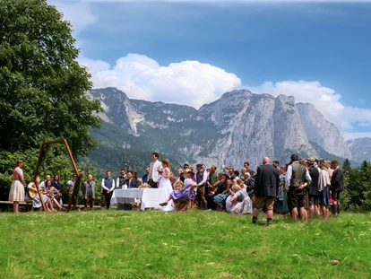 Destination-Wedding - Art der Location: Hotel / Chalet - Hochzeit auf der Pferdekoppel des Narzissendorf Zloam mit Blick in das Ausseer Bergpanorama - Narzissendorf Zloam - Grundlsee