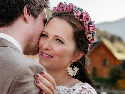 Destination-Wedding - Art der Location: Hotel / Chalet - Hochzeitspaar am Dorfplatz Narzissendorf Zloam - Narzissendorf Zloam - Grundlsee