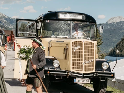 Destination-Wedding - Art der Location: Hotel / Chalet - Hochzeitsfahrt mit dem Oldtimerbus im Narzissendorf Zloam - Narzissendorf Zloam - Grundlsee