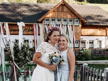 Destination-Wedding - Art der Location: Hotel / Chalet - Vor dem Zloam Teich im Narzissendorf Zloam - Narzissendorf Zloam - Grundlsee