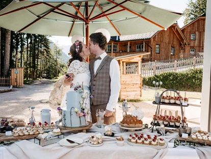 Destination-Wedding - Art der Location: Hotel / Chalet - Sweet Table im Narzissendorf Zloam - Narzissendorf Zloam - Grundlsee