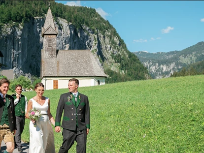 Destination-Wedding - Art der Location: Hotel / Chalet - Historische Dorfkirche in Gößl am Grundlsee - Narzissendorf Zloam - Grundlsee
