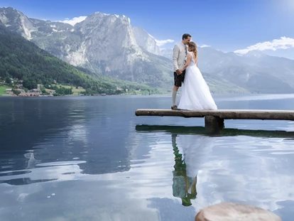 Destination-Wedding - Art der Location: Hotel / Chalet - Hochzeitpaar am Grundlsee - Narzissendorf Zloam - Narzissendorf Zloam - Grundlsee