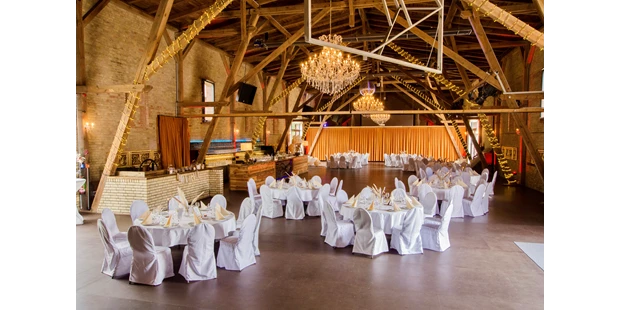 Destination-Wedding - Exklusivität - Deutschland - Die Feste Scheune bestuhlt und dekoriert für eine Hochzeit - Feste Scheune