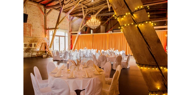 Destination-Wedding - Exklusivität - Deutschland - Die Feste Scheune bestuhlt und dekoriert für eine Hochzeit - Feste Scheune