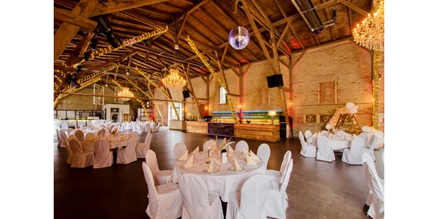 Destination-Wedding - Exklusivität - Deutschland - Die Feste Scheune bestuhlt und dekoriert für eine Hochzeit - Feste Scheune