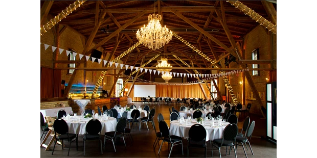 Destination-Wedding - Exklusivität - Deutschland - Die Feste Scheune bestuhlt und dekoriert für eine Hochzeit - Feste Scheune