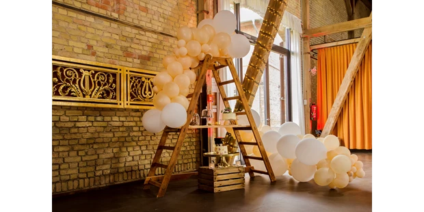 Destination-Wedding - Exklusivität - Deutschland - Leiterregal für Sweet und Salty Bar - Feste Scheune