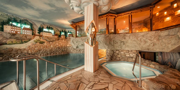 Destination-Wedding - Exklusivität - Salzburg - Innen- und Außenpool mit Thermalwasser im Hotel Sendlhofer's. - Sendlhofer's