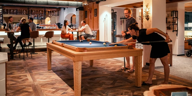 Destination-Wedding - Exklusivität - Salzburg - Gemeinsame Zeit an der Hotelbar beim Billard.  - Sendlhofer's