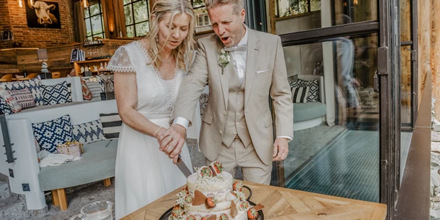 Destination-Wedding - Exklusivität - Salzburg - Das gemeinsame Tortenanschneiden im Sendlhofer's. - Sendlhofer's
